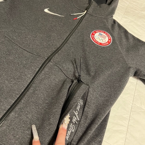 Nike - Picture 3 of 6